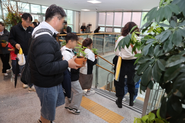 지리산 허브밸리에서 반려식물 체험을 마친 참가자들이 이동하고 있다. ⓒ S-저널 조범형 기자